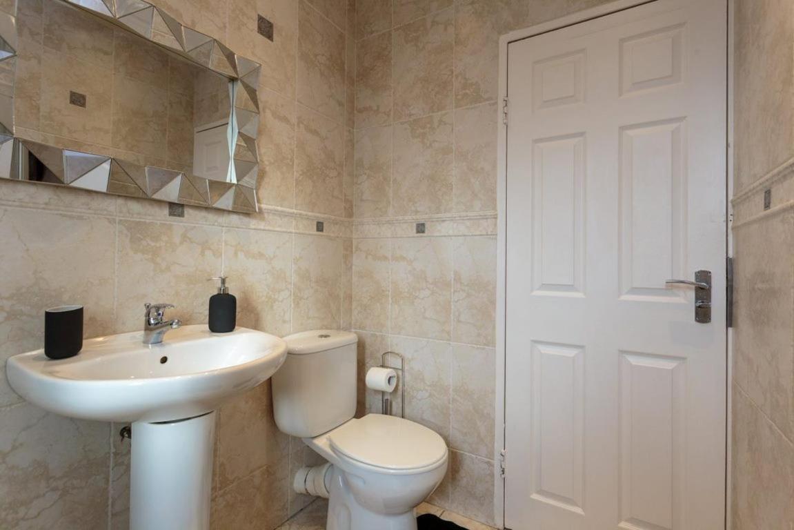 Gorgeous 3-Bed Flat, 15 Minutes To City Centre 爱丁堡 外观 照片